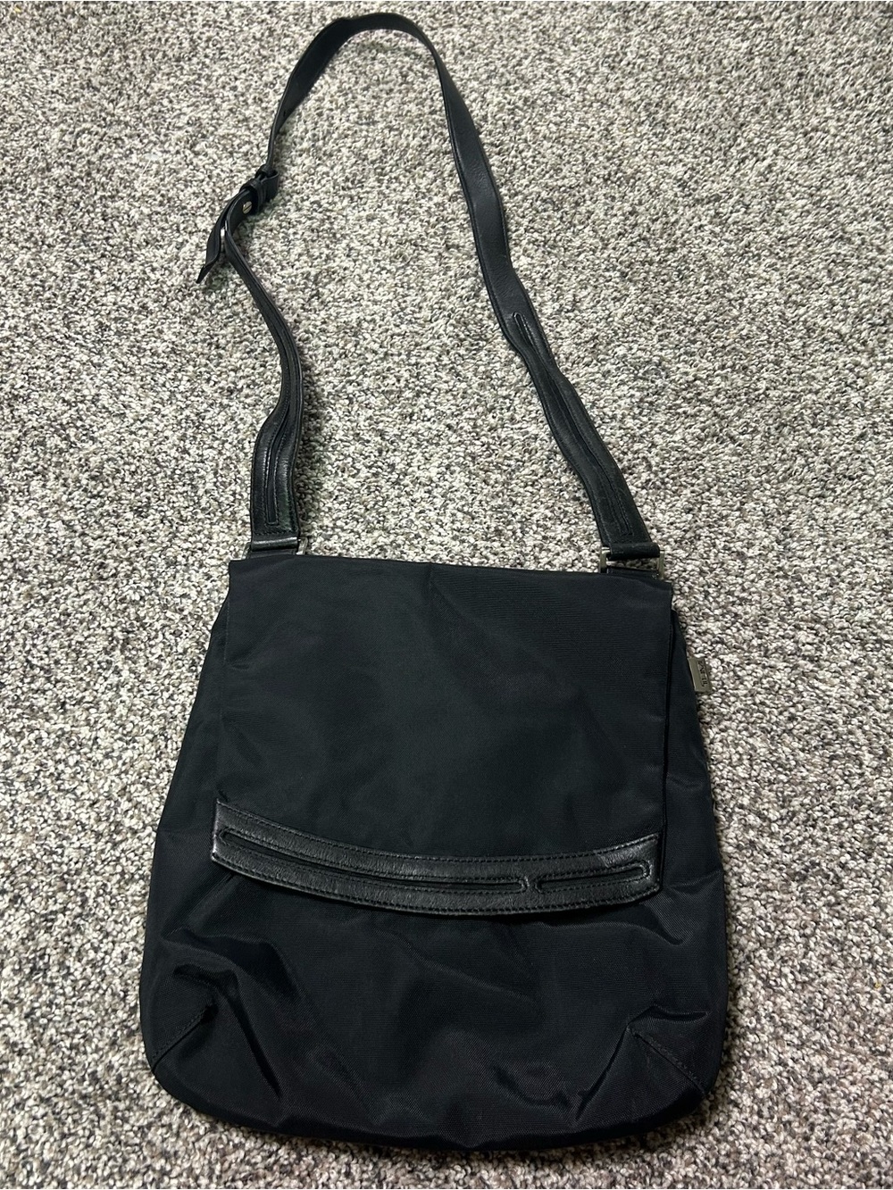 Tumi  Messenger Crossbody Black Nylon Shoulder Bag Ballistic Flap Adjustab Strap